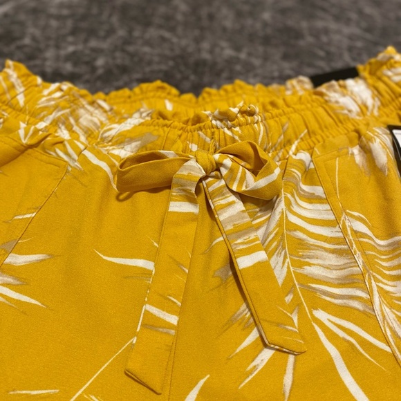 SOHO APPAREL Vibrant Yellow Pants with Leaf Design/size M - Picture 9 of 9